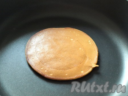 Когда поверхность перестанет блестеть, панкейк перевернуть и обжарить вторую сторону.
