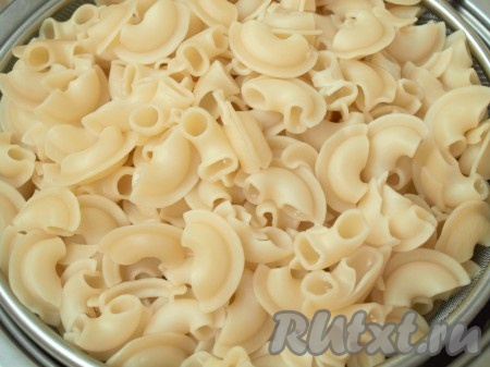 Сварить макароны, в соответствии с инструкцией на упаковке, затем откинуть на дуршлаг, дать стечь лишней воде.
