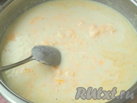 Для приготовления сырного соуса в сковороде на небольшом огне растопить сливочное масло, добавить муку и тщательно размешать. Понемногу влить тёплое молоко, перемешивая. Когда соус начнёт густеть, всыпать натёртый сыр и готовить, помешивая, ещё несколько минут.