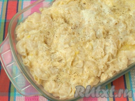 Смазать сливочным маслом огнеупорную форму, выложить макароны, посыпать базиликом и прованскими травами.
