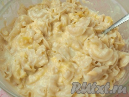 Смешать макароны с сырным соусом, добавить соль и перец, хорошо перемешать.
