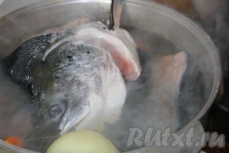 Добавляем очищенную рыбу и варим 15-20 минут до готовности.