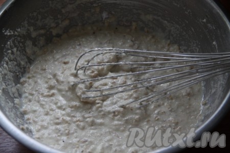 Манку и овсяные хлопья залить кефиром и оставить минимум на 3 часа. Я оставляю на ночь и утром готовлю вкусные оладушки.
