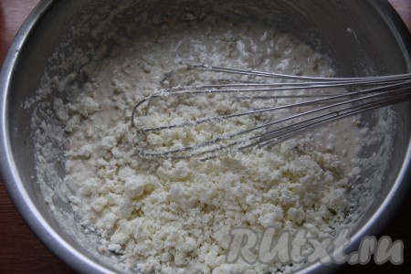 По истечении времени добавить к манно-овсяной массе творог, перемешать. Творог можете не добавлять, его количество заменять мукой, манкой или овсяными хлопьями не нужно. Творог делает оладушки более сливочными и сдобными в данном случае.