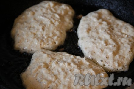 На сковороду, хорошо разогретую с растительным маслом, выкладывать ложкой тесто и жарить на среднем огне с двух сторон до золотистого цвета. 