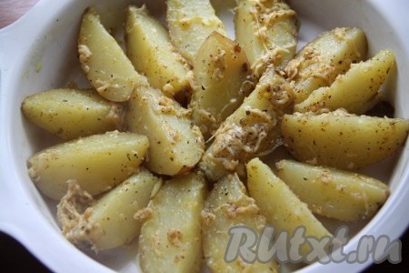 Картофель выложить в форму для выпечки.
