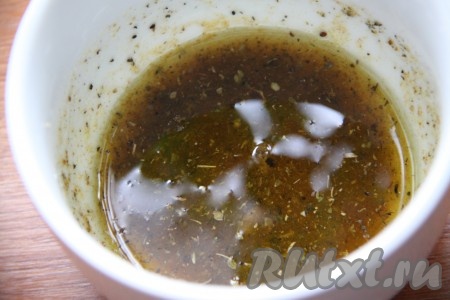 Отдельно смешать растительное масло, соль, кумин, паприку, гранулированный чеснок и прованские травы.
