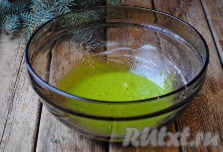 Тесто для приготовления бисквитного мха по консистенции должно напоминать не очень густую сметану.&nbsp;