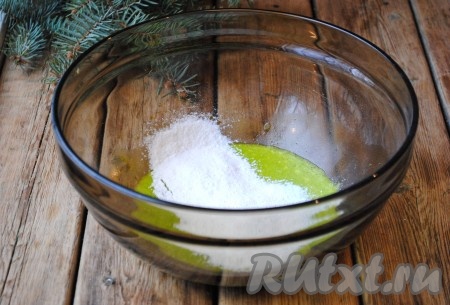 Далее всыпать просеянную муку с разрыхлителем, тщательно перемешать.&nbsp;