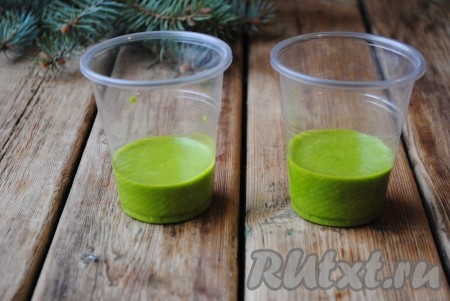 Пластиковые стаканчики заполнить тестом на 1/3.&nbsp;Отправить в микроволновку. Готовить при мощности 800 Вт 1-1,5 минуты. Когда тесто поднимется и заполнит практически весь объём стаканчика, наш бисквит готов. Достать стаканчики из микроволновки, перевернуть их, поставить вверх дном на решётку и дать немного остыть, затем каждый стаканчик разрезать кухонными ножницами и извлечь выпечку.