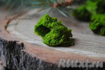 Бисквитный мох, приготовленный в микроволновке, получается вкусным, он станет отличным декором для украшения тортов, пирожных и другой выпечки.