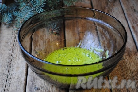 Взбить на средней скорости миксера в течение 1-2 минут (до растворения сахара).&nbsp;