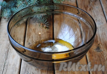 К яйцу добавить сахар и мёд, перемешать вилкой до однородности.&nbsp;