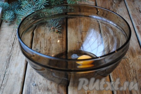 Яйцо вбить в миску. 