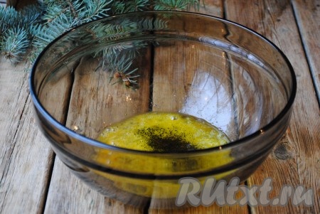 Туда же добавить пищевой краситель. Если вы добавляете гелевый краситель, тогда достаточно будет 1 капли. Количество красителя можно регулировать, от этого зависит насыщенность цвета будущего бисквитного мха.&nbsp;