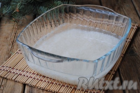 Залить рис 1,5 стаканами чистой холодной воды, добавить растительное масло и отправить в микроволновку при мощности 800 Вт на 15 минут.&nbsp;
