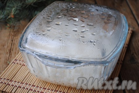 Влить оставшуюся воду. Накрыть крышкой и отправить в микроволновку ещё на 5 минут. 