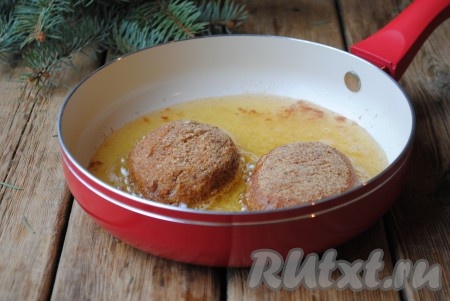 На сковороду, хорошо разогретую с растительным маслом, выложить котлеты и обжарить на небольшом огне, примерно, по 4-5 минут с каждой стороны. Тушить такие котлеты не надо, поэтому они должны хорошо прожариться, чтобы не быть сырыми внутри. 