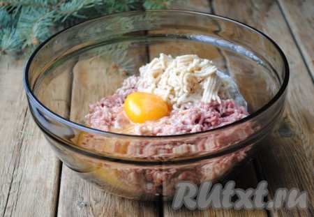 Добавить в фарш 1 яйцо, соль и перец, хорошо перемешать и отбить.
