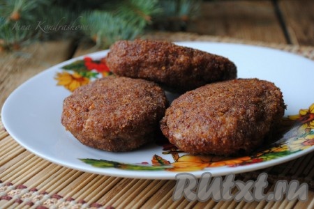 Сочные, вкусные котлеты из мясного фарша готовы. Благодаря панировочным сухарям, они получаются с очень аппетитной, хрустящей корочкой. 
