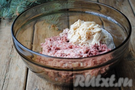 Белый хлеб замочить в воде, затем, чтобы избавиться от лишней жидкости, слегка отжать. Очищенные лук и чеснок пропустить через мясорубку и добавить вместе с предварительно замоченным хлебом в фарш. 