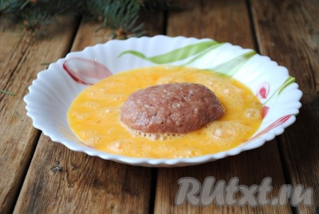 Из получившегося мясного фарша сформировать круглые или овальные котлеты. 2 яйца взбить вилкой и обмакнуть в них котлеты с двух сторон.
