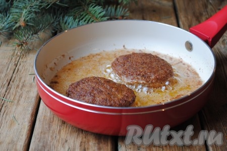 Жарить до красивой корочки с каждой стороны.&nbsp;
