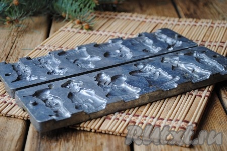 Подготовить форму для домашних леденцов на палочке. 