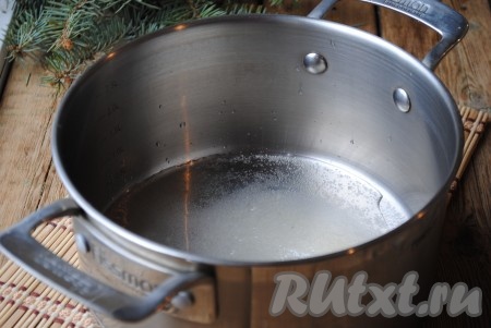 Воду смешать с сахаром и вылить в кастрюлю с толстым дном. 