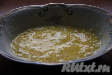 В отдельной тарелке взбить молоко с яйцами и солью.
