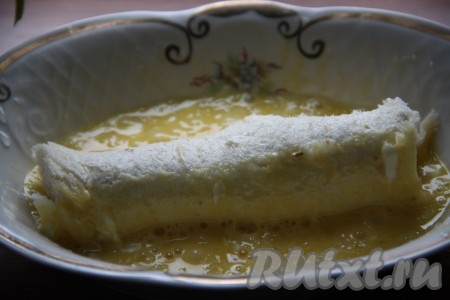 Обмакнуть хлебные рулетики со всех сторон в яично-молочную смесь.
