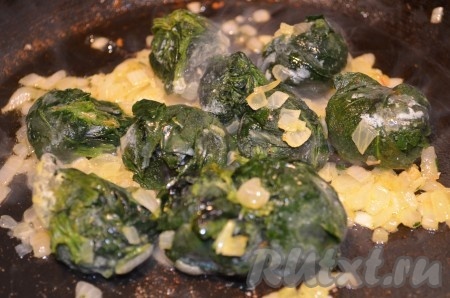 Затем добавить в сковороду замороженный шпинат, потушить.