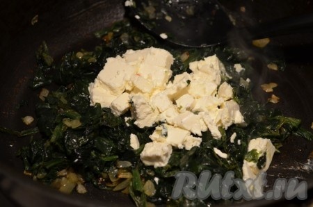 Когда шпинат станет мягким, добавляем мелко порезанный сыр фету. Оставляем на 3-5 минут тушиться, после чего добавляем 100 мл. сливок и мускатный орех на кончике ножа.