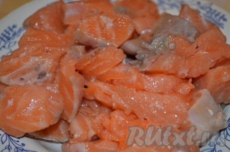 В это время рыбу нарезать небольшими кусочками.