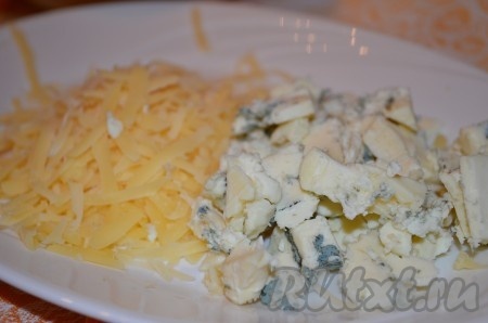 Твердый сыр и сыр дор-блю натереть на крупной терке.