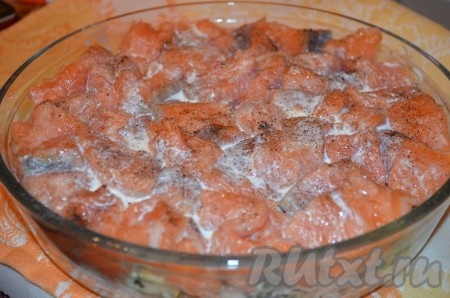 Следующий слой - рыба. Посолить, поперчить, сбрызнуть лимонным соком, полить оставшимися 100 мл сливок.