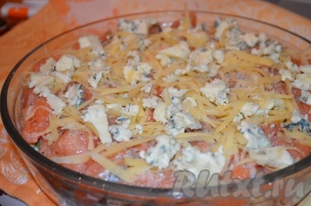 Посыпаем запеканку твердым сыром и сыром дор-блю.