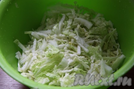 Пекинскую капусту мелко шинкуем.
