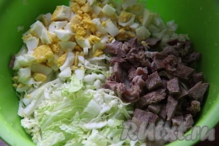 Яйца и мясо отвариваем, остужаем. Очищенные яйца и мясо мелко режем и добавляем к пекинской капусте.