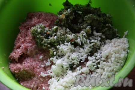 Получившуюся овощную массу и рис добавить к мясному фаршу, перемешать.
