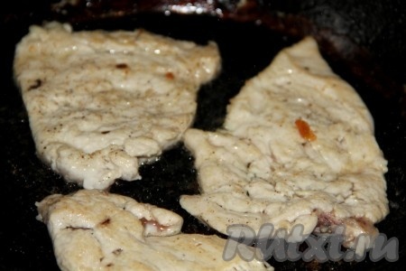 Обжариваем куриное филе на растительном масле, предварительно обмакнув в муку.