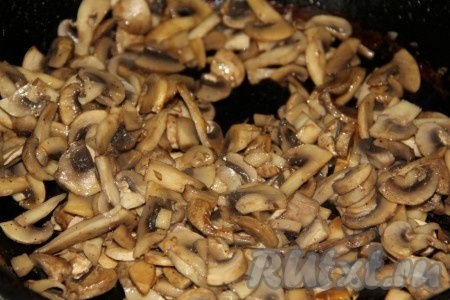 Шампиньоны измельчаем и обжариваем на раскаленной сковороде.