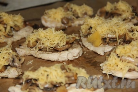 На противень выкладываем обжаренное филе и поверх выкладываем шампиньоны.