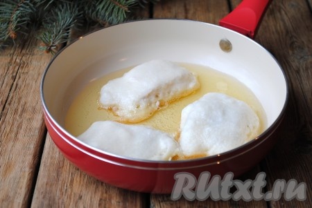 Выложить хека в кляре на сковороду, хорошо разогретую с подсолнечным маслом.
