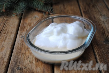 Белок взбить отдельно в стойкую пену. Добавить взбитый белок в получившуюся смесь, аккуратно перемешать и кляр для рыбы готов. 