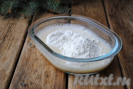 Затем в яичную массу добавить 4 столовые ложки просеянной муки, хорошо перемешать, должна получиться однородная масса без комочков.