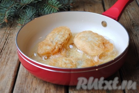 Жарить рыбу в кляре на среднем огне по 3-4 минуты с каждой стороны (до образования золотистой корочки). Готовые кусочки хека выложить на бумажное полотенце, чтобы убрать лишний жир.&nbsp;
