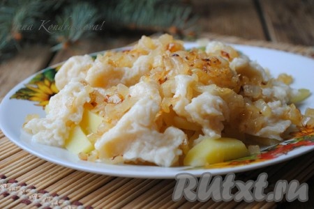 Готовые галушки, картошку и обжаренный лук соединить, аккуратно перемешать.

