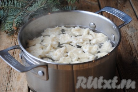 Для приготовления галушек от теста отрывать небольшие кусочки, выкладывать их в кипящую подсоленную воду и варить до готовности. Варятся галушки очень быстро, примерно, минуты 2 с момента закипания. Готовые галушки шумовкой вынуть из воды.
