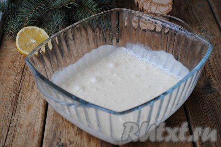 Не прекращая взбивать, тонкой струйкой влить растительное масло. Количество масла зависит от желаемой консистенции майонеза. Я готовила майонез в качестве соуса для рыбы, поэтому мне хватило 120 миллилитров масла, но если Вам нужен густой - добавляйте больше растительного масла. В самом конце приготовления добавить лимонный сок и ещё раз взбить майонез блендером.&nbsp;
